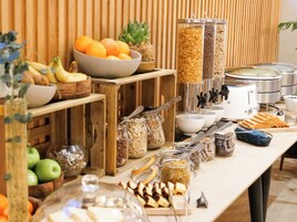 Se ofrece un desayuno bufé (17 EUR por persona)