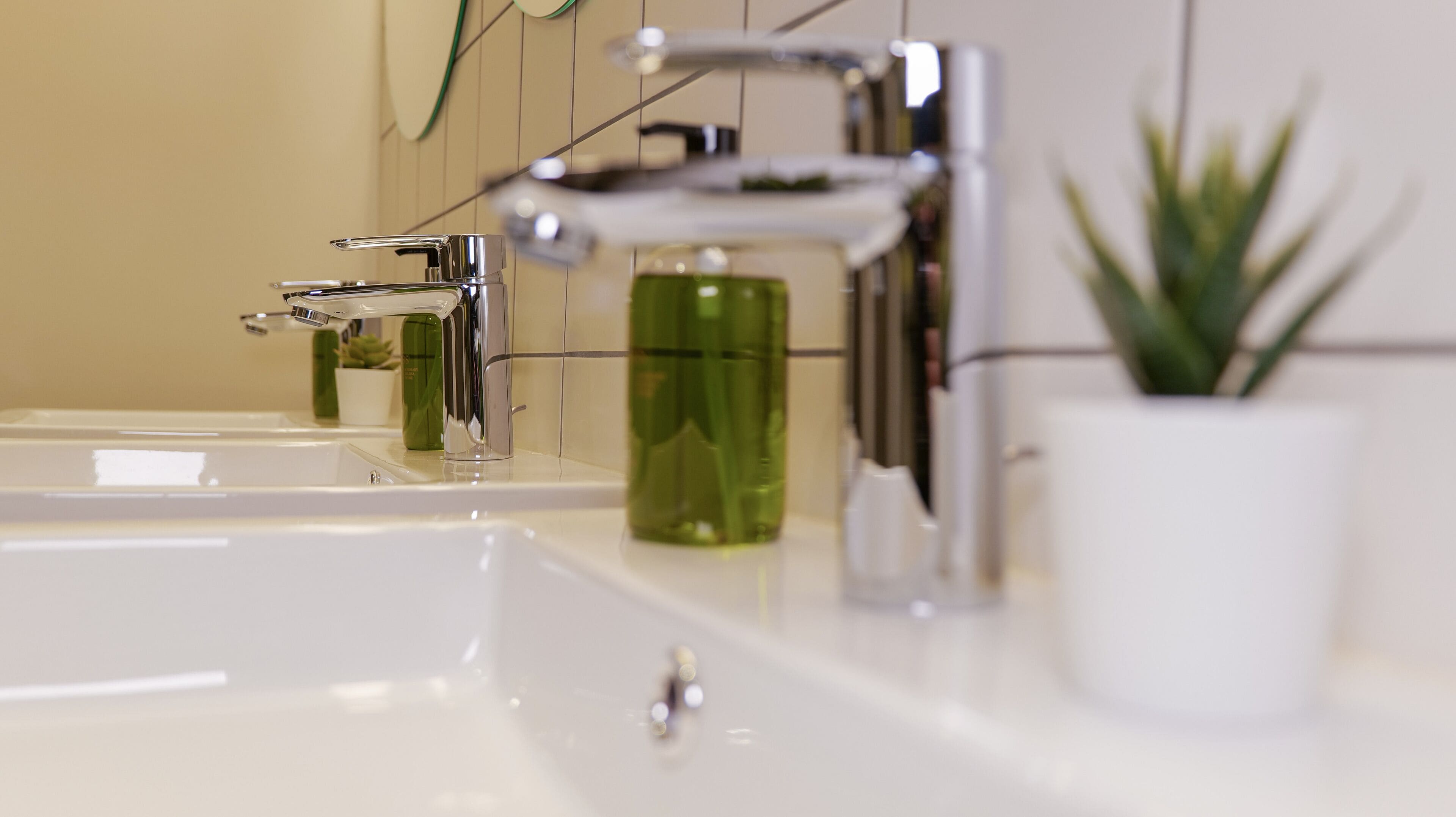 chambre économique, 3 chambres, balcon, vue montagne | bathroom | shower, free toiletries, hair dryer, towels