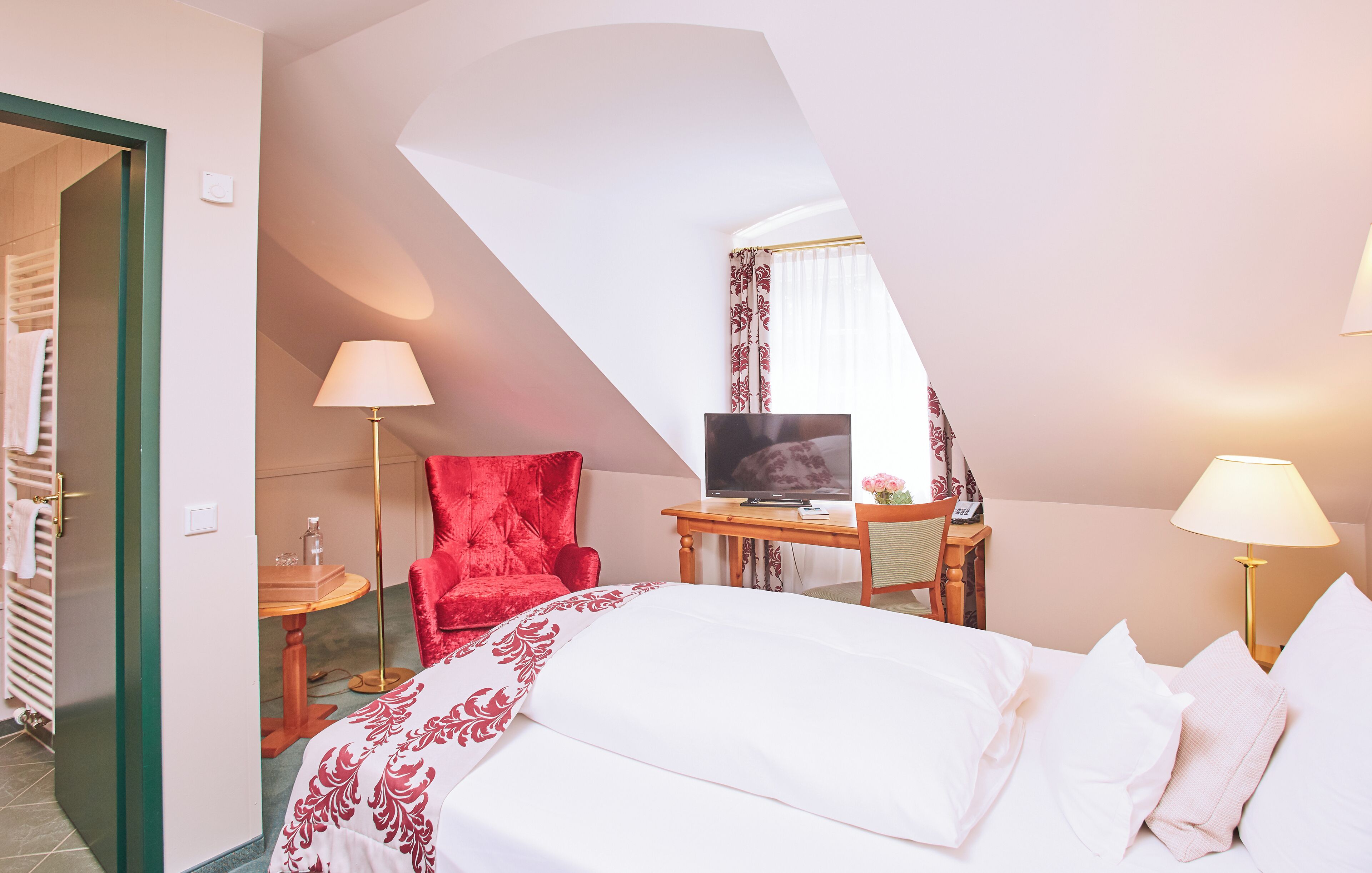 Brankas, meja kerja, tirai kedap cahaya, dan kedap suara