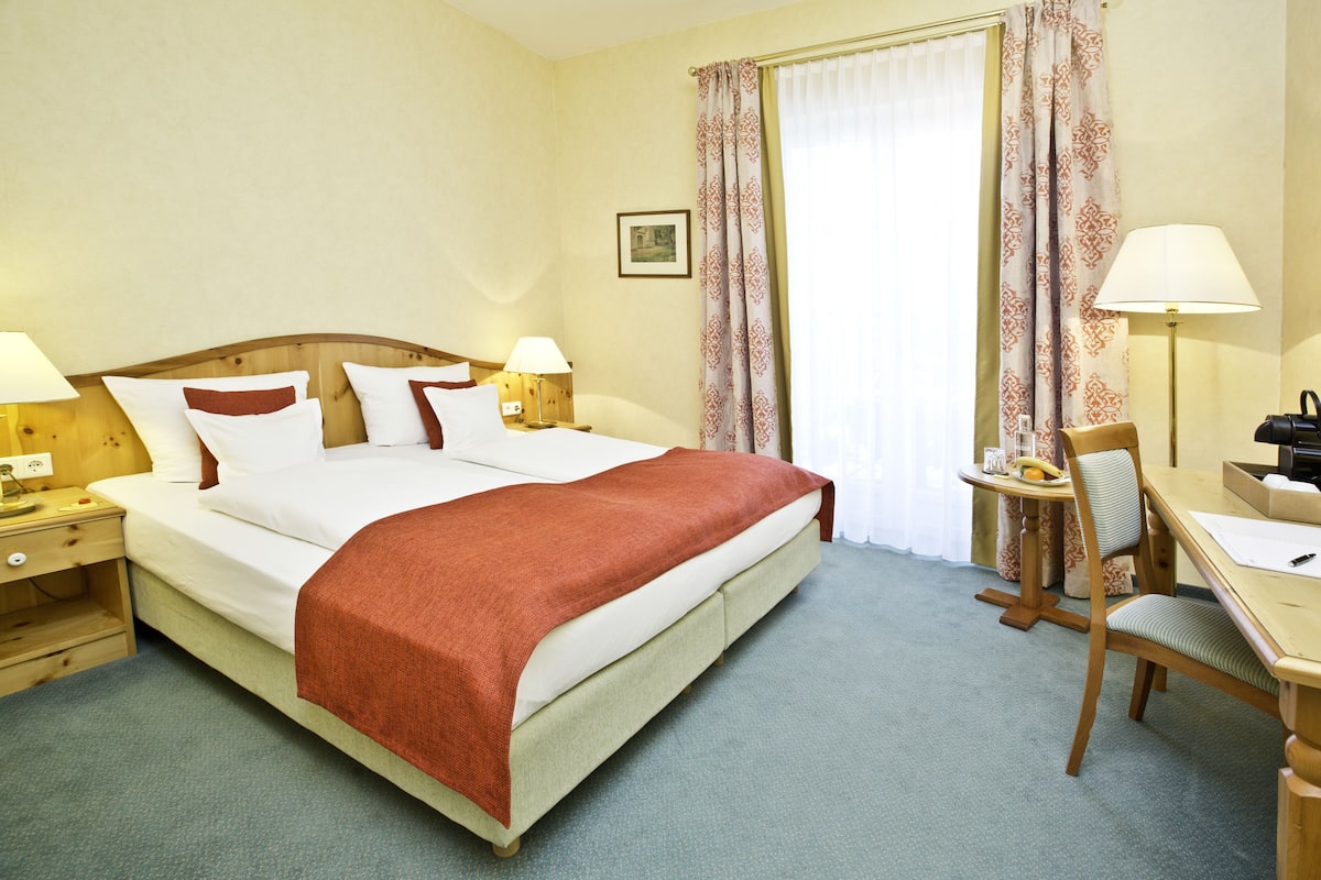 1 bedroom, in-room safe, desk, blackout curtains