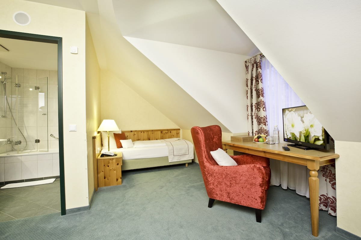 1 bedroom, in-room safe, desk, blackout curtains