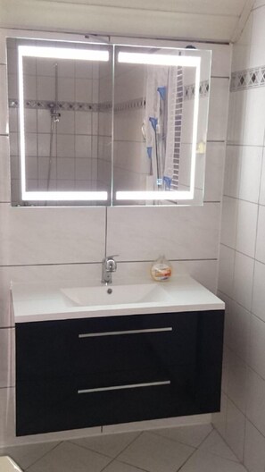 Comfort-Haus | Badezimmerausstattung | Dusche, Handtücher
