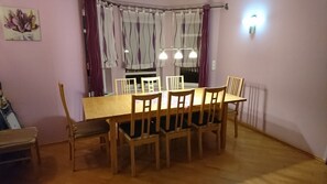 Comfort-Haus | Essbereich im Zimmer