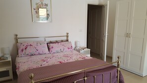 3 chambres, fer et planche à repasser, Wi-Fi, draps fournis