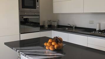 Frigorifero, microonde, forno, piano cottura