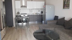 Een ledtelevisie en een open haard