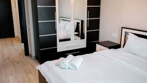 Een bureau, verduisterende gordijnen, een strijkplank/strijkijzer