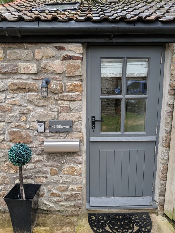 Exterior detail - Secluded - Beautiful stable conversion in a great location - Gilliflower (Bristol)