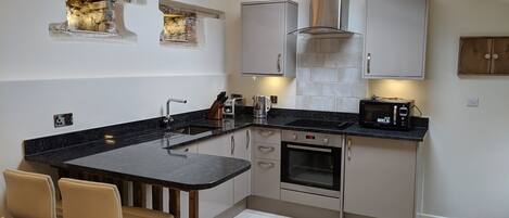 Een koelkast, een magnetron, een oven, een kookplaat