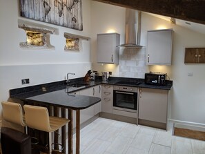 Fridge, microwave, oven, stovetop - Secluded - Beautiful stable conversion in a great location - Gilliflower (Bristol)