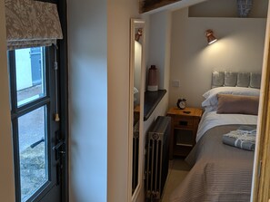 1 bedroom, iron/ironing board, travel cot, WiFi - Secluded - Beautiful stable conversion in a great location - Gilliflower (Bristol)