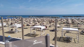Praia particular, espreguiçadeiras, guarda-sóis
