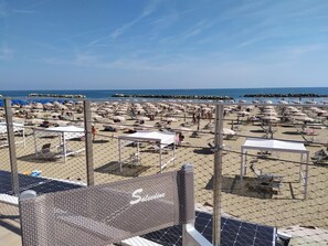 Playa privada, sillas reclinables de playa, sombrillas