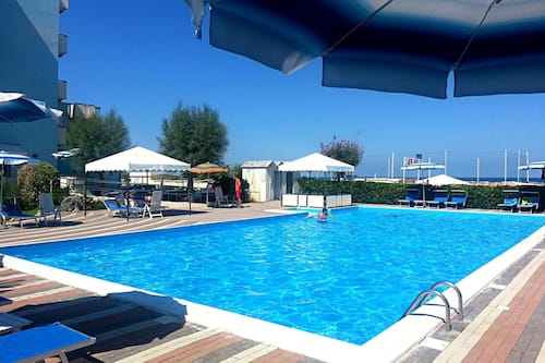 Piscine extérieure (ouverte en saison), parasols de plage