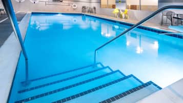 Piscina interna, espreguiçadeiras