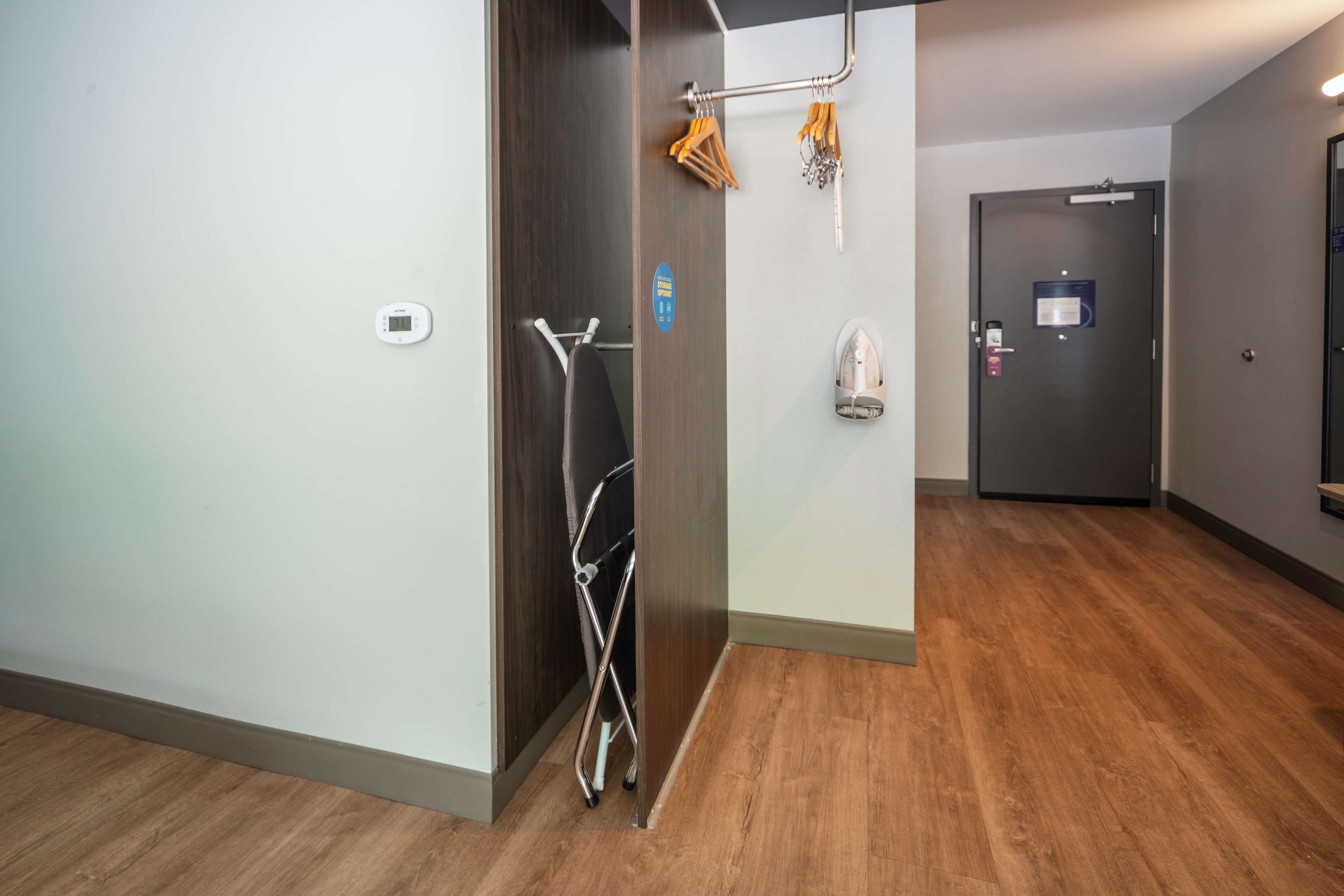 room, 1 king bed, accessible (roll-in shower) | desk, free wifi, bed sheets