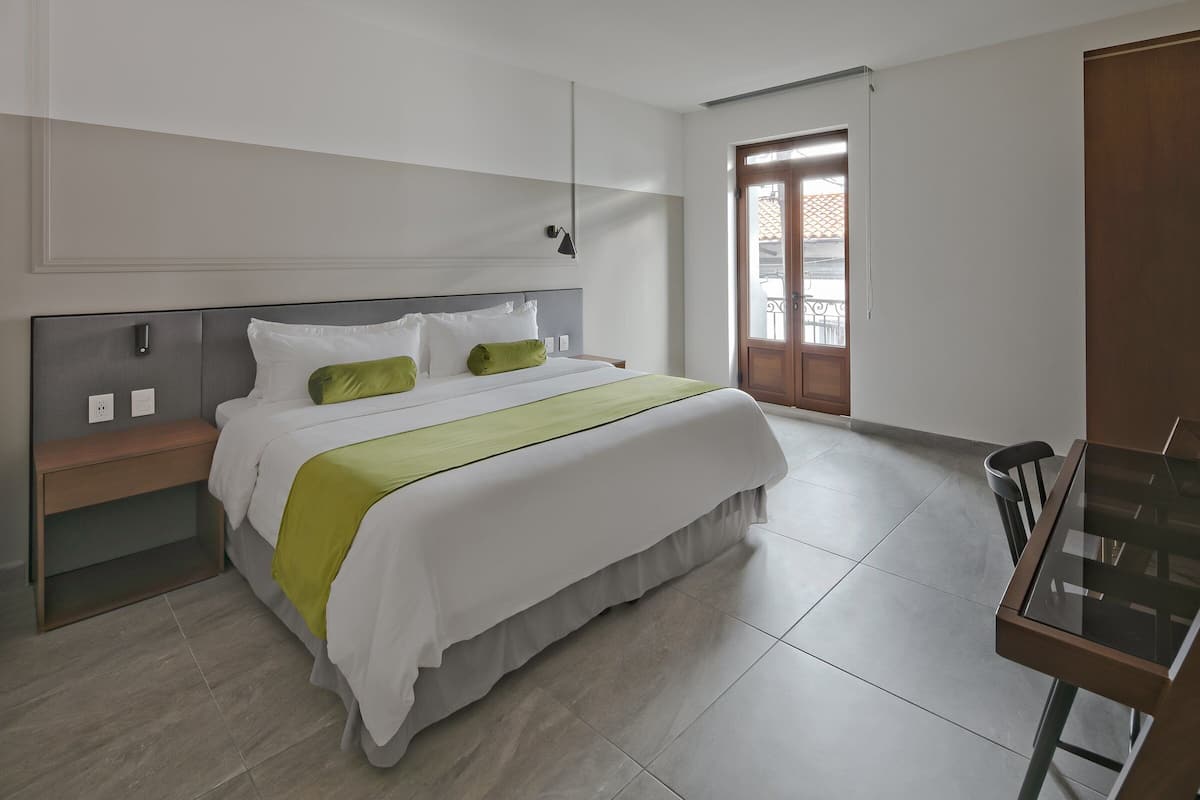 Chambre supérieure, 1 trÚs grand lit | Coffre-fort pour ordinateur portable, fer et planche à repasser