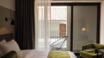 Caja de seguridad en la habitación y tabla de planchar con plancha