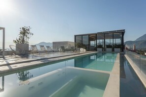 A rooftop pool with lounge chairs and a glass-enclosed structure. - Gamma Orizaba Grand Hotel de France (Orizaba)