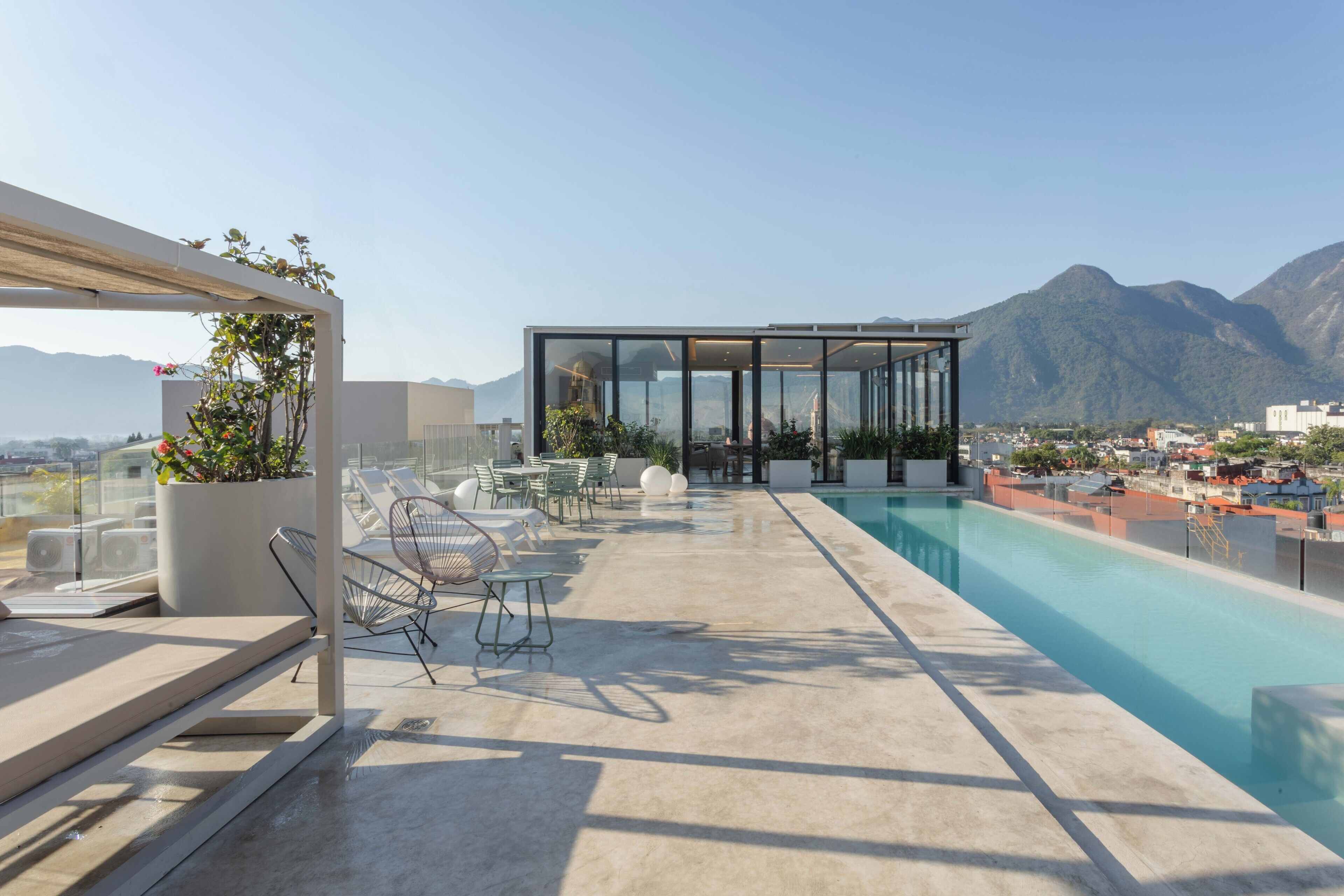 Una piscina al aire libre