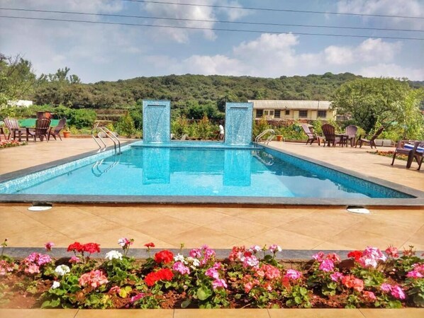 Una piscina al aire libre