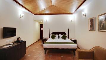 Memory-foam beds, desk, soundproofing, free WiFi