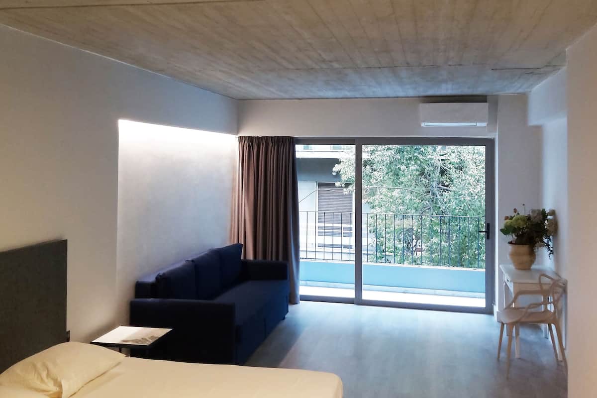 办公桌、笔记本电脑工作区、免费 WiFi