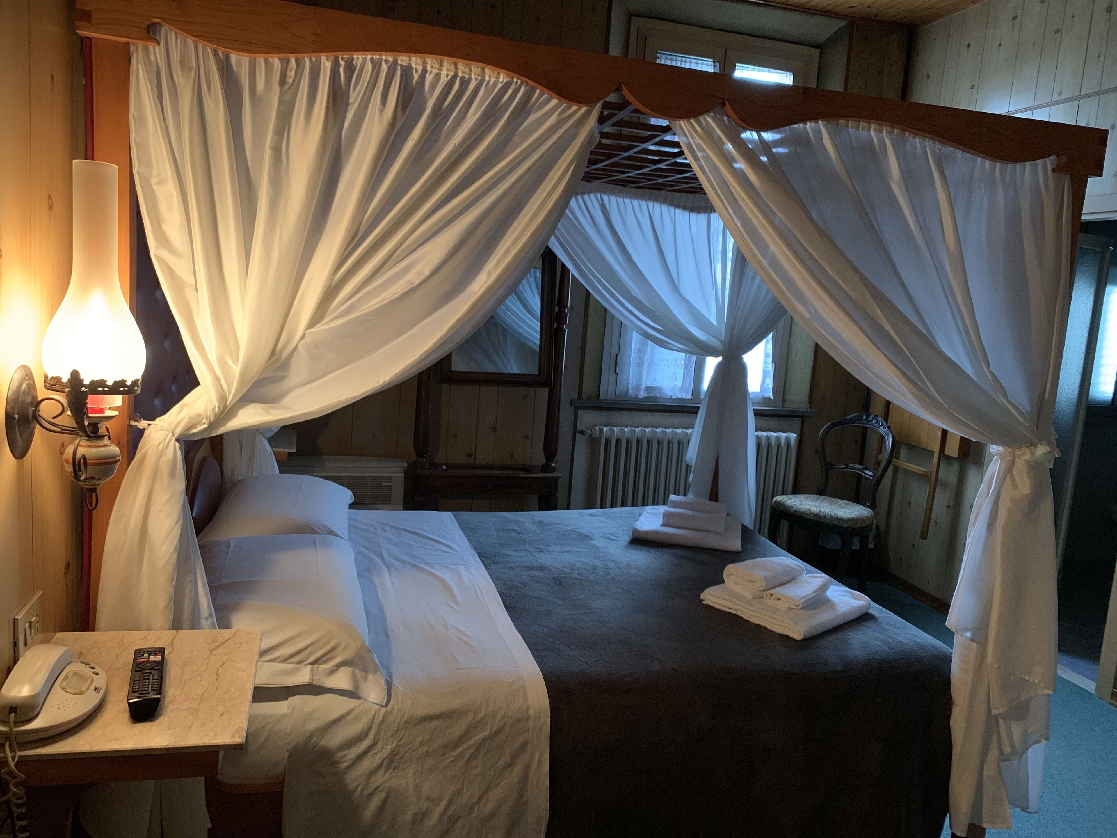 Escritorio, sistema de insonorización, wifi gratis y ropa de cama