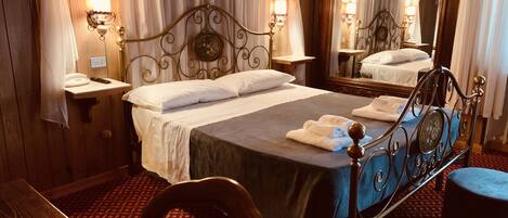 Habitación doble clásica | Escritorio, insonorización, wifi gratis y ropa de cama