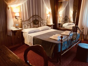 Habitación clásica doble | Escritorio, sistema de insonorización, wifi gratis y ropa de cama