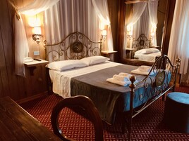 Escritorio, sistema de insonorización, wifi gratis y ropa de cama 