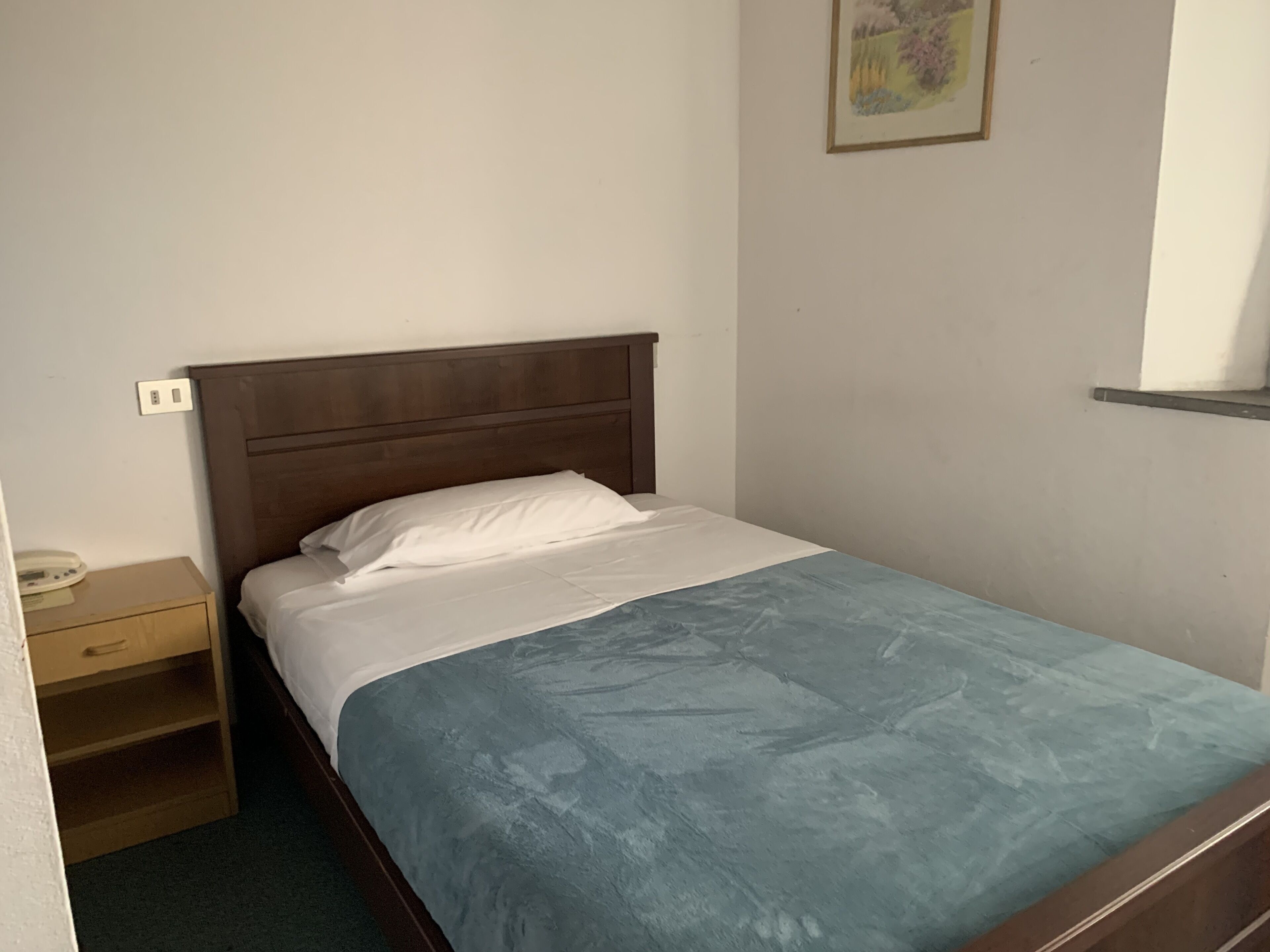 Desk, soundproofing, free WiFi, bed sheets