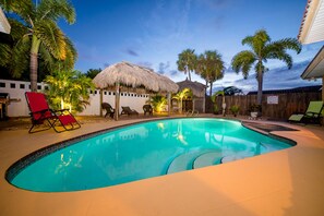 Een buitenzwembad, een verwarmd zwembad