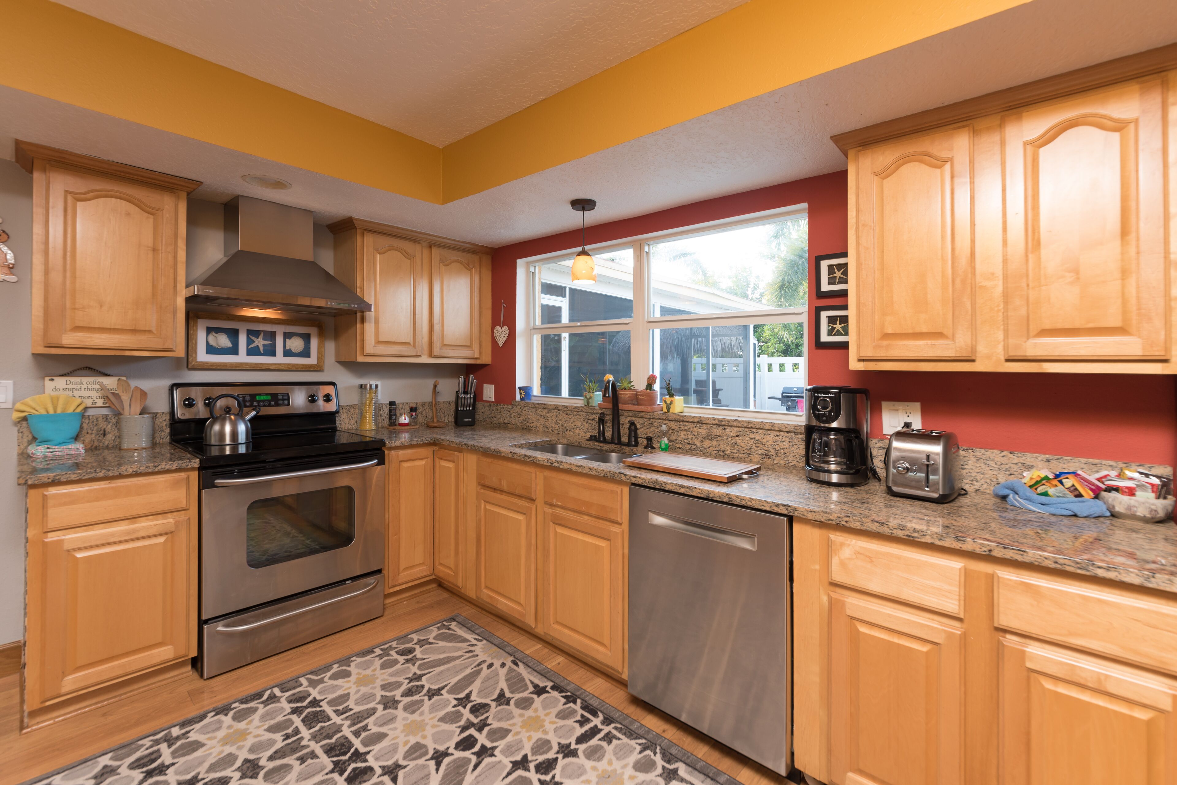 Family-Friendly/Heated Pool/Hot tub/Walk to beach 0.3 mil/private yard