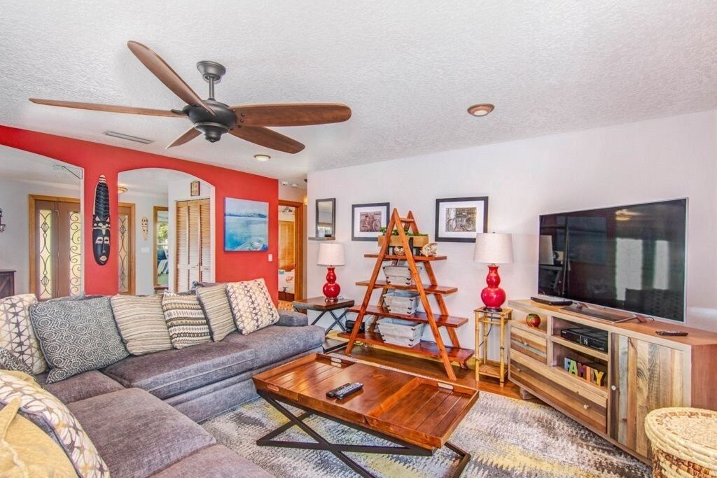 Family-Friendly/Heated Pool/Hot tub/Walk to beach 0.3 mil/private yard