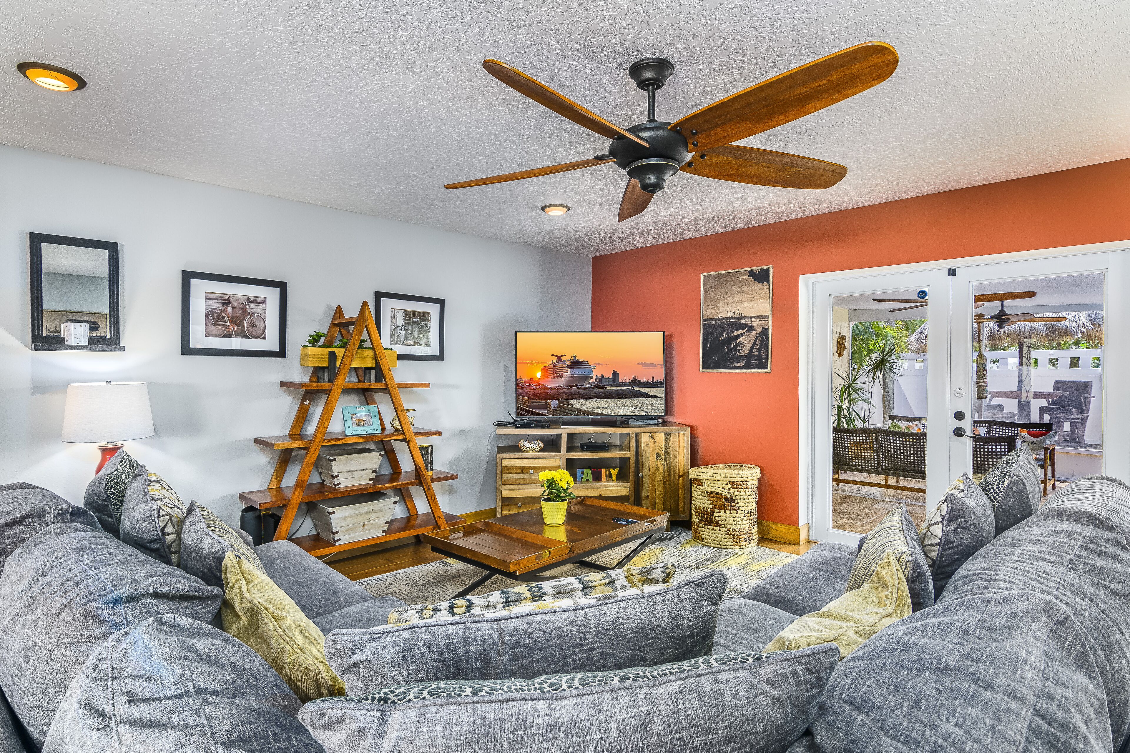 Family-Friendly/Heated Pool/Hot tub/Walk to beach 0.3 mil/private yard