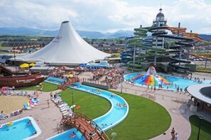 10 個室內泳池、14 個室外泳池;10:00 至 21:00 開放;小屋 (收費)