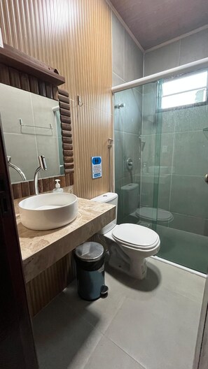 Phòng đôi Tiêu chuẩn | Phòng tắm | Buồng tắm vòi sen, máy sấy tóc, khăn tắm, xà phòng 