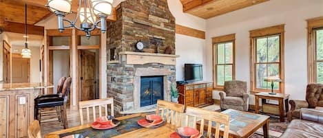 Apartment (2 Bedrooms) | Living room | TV, fireplace