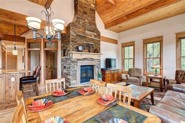 Apartment (2 Bedrooms) | Living room | TV, fireplace