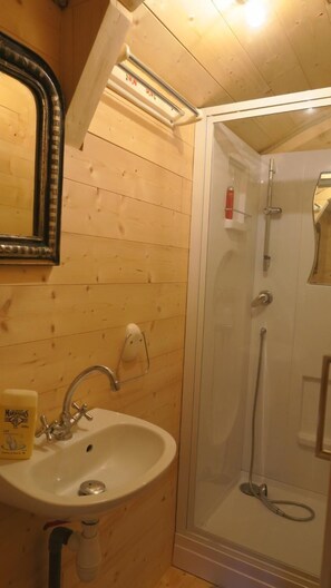 Shower, hair dryer, towels, soap - L'Oguste (Dieupentale)
