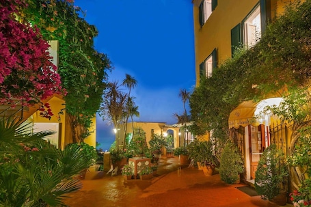 Esterni. Hotel Monti