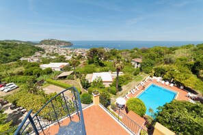 A pool with a view of the sea, a staircase, and a garden. - Hotel Monti (Casamicciola Terme)