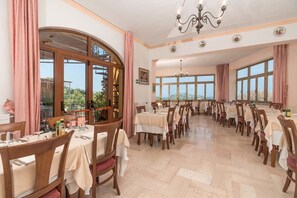 Petit déjeuner buffet compris tous les jours