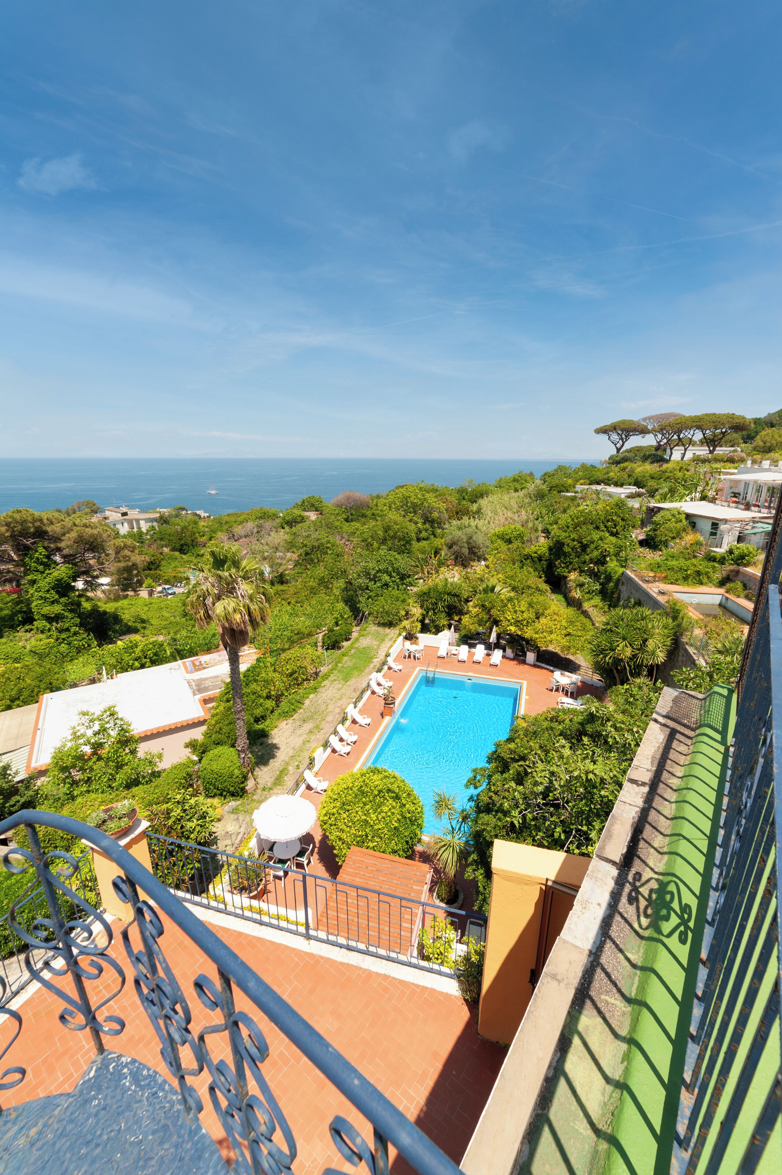 Piscina interna, piscina externa sazonal, guarda-sóis, espreguiçadeiras