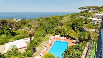 Piscina interna, piscina externa sazonal, guarda-sóis, espreguiçadeiras
