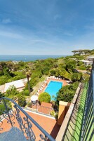 Piscina interna, piscina externa sazonal, guarda-sóis, espreguiçadeiras
