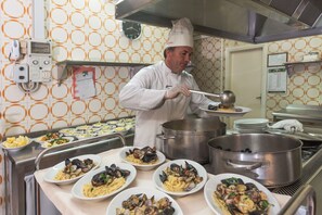 Se sirven almuerzos y cenas