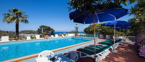 Una piscina cubierta, una piscina al aire libre de temporada, sombrillas