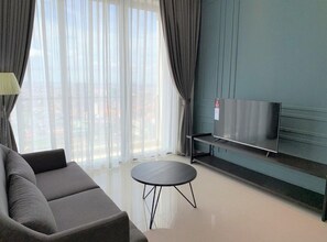 Een televisie, boeken, een muziekbibliotheek en een filmbibliotheek